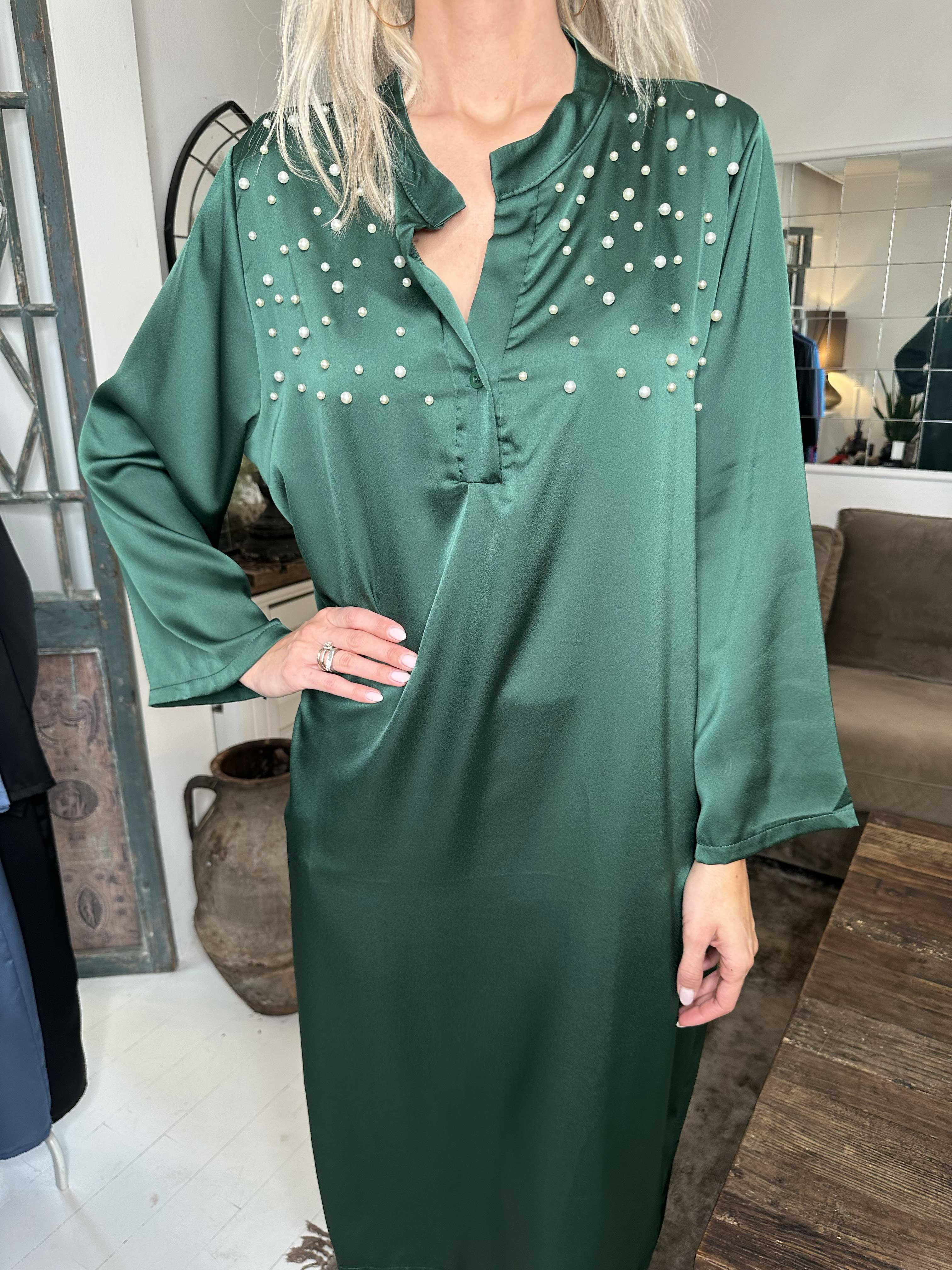 Emilia - Klänning i silkelook med lös passform och vita pärlor